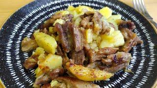Беру самое дешевое мясо и готовлю вкусный и сытный обед - мясо с картошкой на сковороде